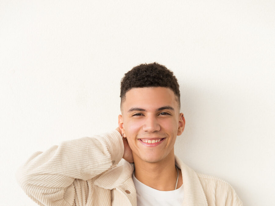 Criador com celular construindo presença digital